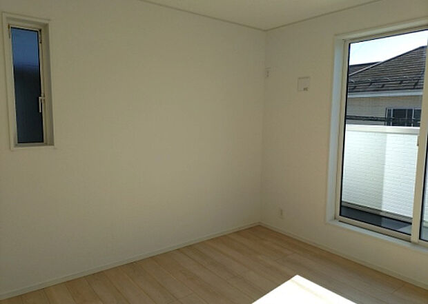 【洋室】洋室のメリットは重い家具が置きやすく、身の回りが整理しやすいことです。 床がフローリングのため畳とは異なり凹みにくいです。 クローゼットなど収納が豊富で、普段使わない旅行カバンや服の整頓も簡単にです。