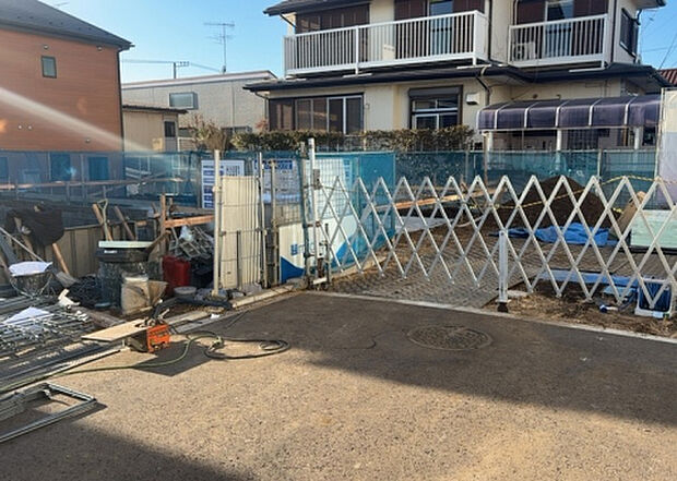 【外観_3】現地に行くなら、物件の周囲の地形がどうなっているかを見ることも大切です。周辺より低くなっている土地では、大雨などで水が集まりやすいため、地盤が弱くなっているということも考えられるため、注意が必要です。