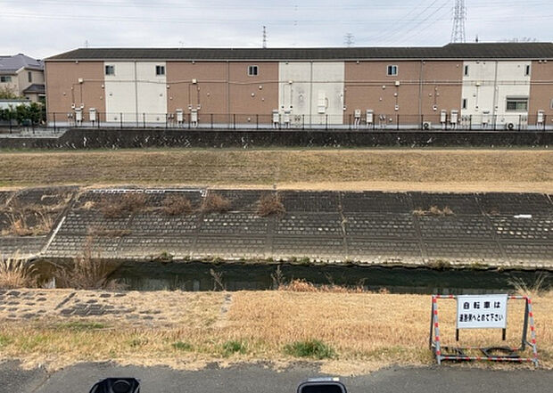 【物件からの展望_2】眺望を気にして物件を探す場合、前面に建物が建っていないか現地で確認しましょう!前面に建物があると景色はもちろん、日当たりや風通しにも影響が出てきます。住んだ時のことを想像しながら現地見学をしましょう。