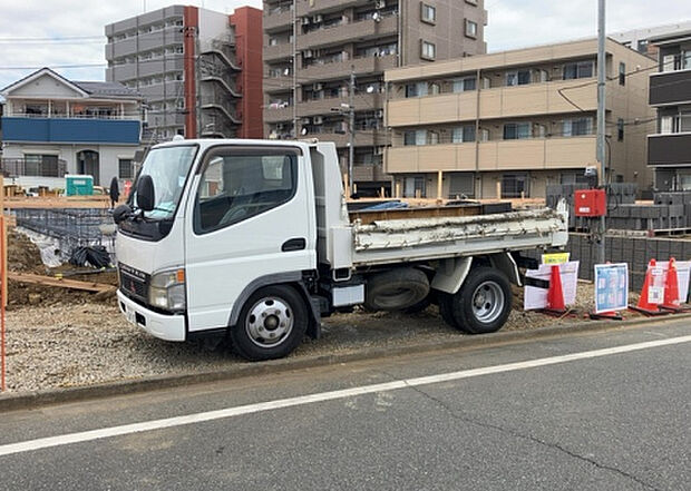 【駐車場_2】駐車場と明記されていても、最小スペースでつくられた駐車場だと大型車は駐車できなかったり、出入りしにくくなったりする可能性があります。お車のサイズと購入したい物件の駐車場のサイズを現地で確認しましょう。