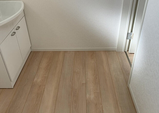 【脱衣場】多くの戸建て住宅で見かける洗面脱衣所は、洗面台と洗濯機が2畳ほどのスペースに並べられていて、洗面所が脱衣所を兼ね備えている間取りが一般的です。お客様が利用することもある、パブリックな空間でもあります。