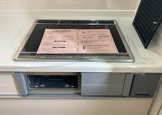 【キッチンコンロ】キッチンコンロは、料理の質を大きく左右する重要な設備です。火力調整のしやすさ、グリル機能の有無、安全装置の充実度など、選ぶポイントがたくさんあります。特に、IHクッキングヒーターは、お手入れのしやすさや安全性が高く、近年人気が高まっています。