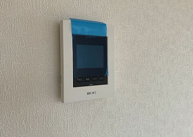 【TVモニター付きインターホン】TVモニター付きインターホンは、来訪者の顔を確認できるだけでなく、音声でやり取りすることもできるため、セキュリティ面で安心できる設備です。モニター画面が大きく見やすいもの、夜間でも来訪者をしっかりと確認できるものなど、機能性を重視したいところです。