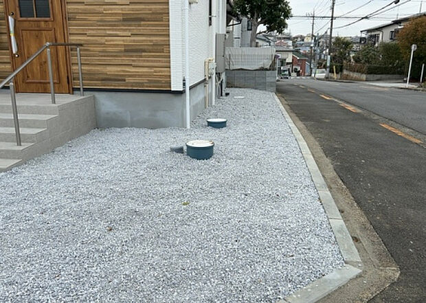 【庭】庭があることでガーデニングや家庭菜園はもちろん、こどもの遊び場やペットを放して遊ぶことができます。また、家の周囲に余裕があるということです。隣地との間があれば、十分な日当たりと、風通しが確保できます。