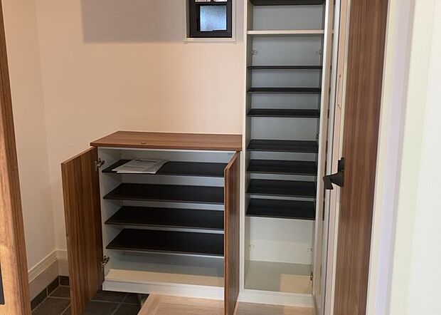 【玄関収納】玄関収納は、靴や傘、コートなどをスッキリと収納できるだけでなく、来客時に見せる顔となるため、家の顔とも言えます。収納量だけでなく、デザイン性も重視したいところです。ミラー付きの収納であれば、外出前の身だしなみチェックにも便利です。