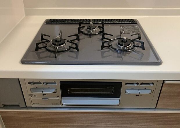 【キッチンコンロ】キッチンコンロは、料理の質を大きく左右する重要な設備です。火力調整のしやすさ、グリル機能の有無、安全装置の充実度など、選ぶポイントがたくさんあります。特に、IHクッキングヒーターは、お手入れのしやすさや安全性が高く、近年人気が高まっています。