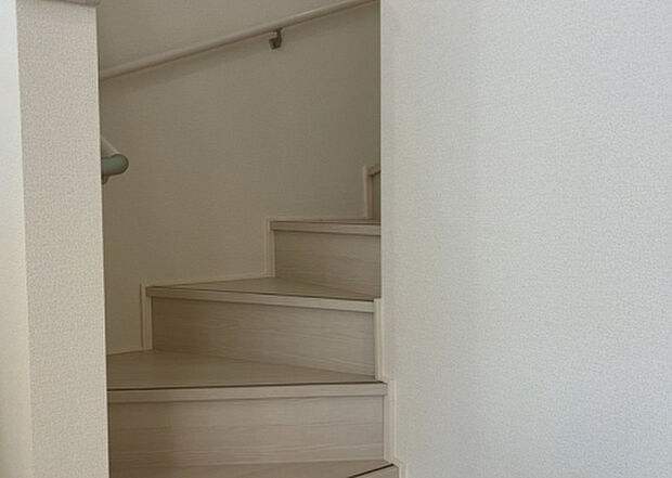 【内装】建物の上下階の通路である階段は、その位置によって動線や室内の印象が大きく左右されます。手摺にも重要な役割があり、転倒の防止・歩行や動作を円滑にして日常生活を支えることを主な目的として設置されています。