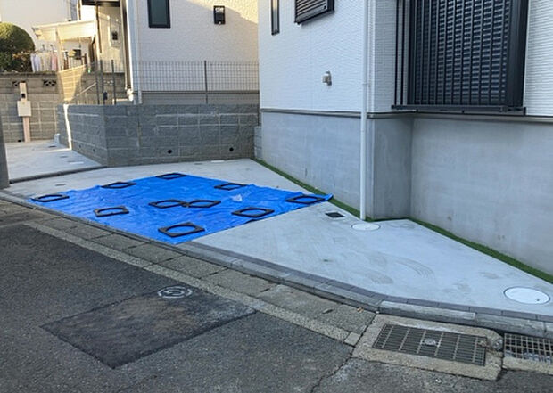 【駐車場】駐車場と明記されていても、最小スペースでつくられた駐車場だと大型車は駐車できなかったり、出入りしにくくなったりする可能性があります。お車のサイズと購入したい物件の駐車場のサイズを現地で確認しましょう。