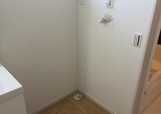 【ランドリースペース】ランドリースペースも気になります。洗濯機置場があり「洗う、干す、取り込む、アイロンがけ、たたむ」など、洗濯に関する家事をするための空間です。広さや収納など付帯設備も含めて、詳細は現地でご確認ください。