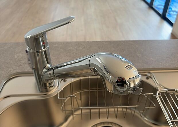 【キッチン水栓】キッチン水栓は、毎日必ず使うものだからこそ、使いやすさが重要です。シャワーヘッドの切り替えがスムーズか、吐水量が調節できるか、水しぶきが飛び散りにくい構造か、浄水機能が付いているかなど、日々の家事を快適にするための機能が数多くあります。また、デザインも多種多様なので、キッチン全体の雰囲気に合わせたものを選ぶことができます。