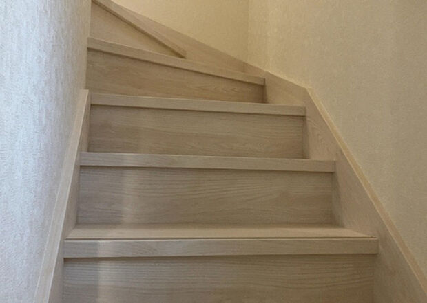 【内装】建物の上下階の通路である階段は、その位置によって動線や室内の印象が大きく左右されます。手摺にも重要な役割があり、転倒の防止・歩行や動作を円滑にして日常生活を支えることを主な目的として設置されています。