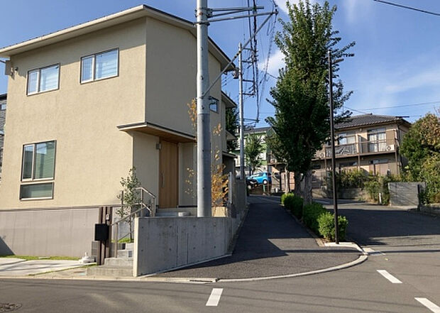 【前面道路含む現地写真_2】お持ちの車種によっては前面道路が広い方が便利でしょう。しかし、前面道路が広ければその分交通量が多くなるため、騒音などが気になる場合があります。実際に現地を見学し、周辺交通量や騒音などを確認しましょう!