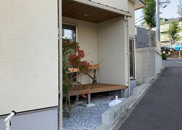 【庭】庭があることでガーデニングや家庭菜園はもちろん、こどもの遊び場やペットを放して遊ぶことができます。また、家の周囲に余裕があるということです。隣地との間があれば、十分な日当たりと、風通しが確保できます。