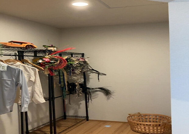 【ウォークインクローゼット】ウォークインクローゼットがあれば、クローゼット内でコーディネートが完成できますし、季節の変わり目に行う衣替えの手間も省けます。また、スーツケースなど大きいものもしまうことができ使い勝手がよいです。