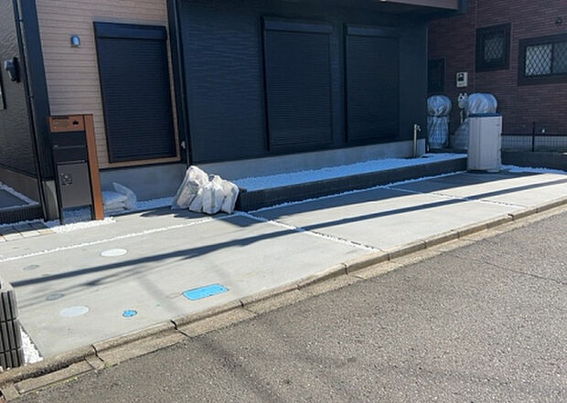 【駐車場】駐車場と明記されていても、最小スペースでつくられた駐車場だと大型車は駐車できなかったり、出入りしにくくなったりする可能性があります。お車のサイズと購入したい物件の駐車場のサイズを現地で確認しましょう。