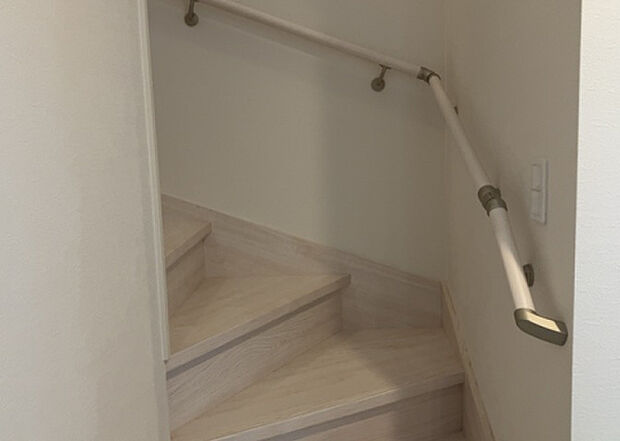 【内装】建物の上下階の通路である階段は、その位置によって動線や室内の印象が大きく左右されます。手摺にも重要な役割があり、転倒の防止・歩行や動作を円滑にして日常生活を支えることを主な目的として設置されています。