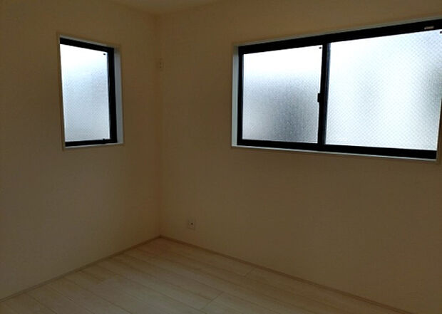 【洋室】洋室のメリットは重い家具が置きやすく、身の回りが整理しやすいことです。 床がフローリングのため畳とは異なり凹みにくいです。 クローゼットなど収納が豊富で、普段使わない旅行カバンや服の整頓も簡単にです。