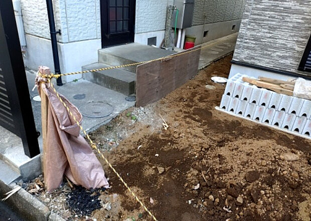 【庭】庭があることでガーデニングや家庭菜園はもちろん、こどもの遊び場やペットを放して遊ぶことができます。また、家の周囲に余裕があるということです。隣地との間があれば、十分な日当たりと、風通しが確保できます。