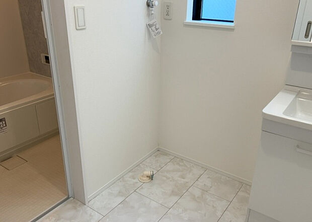 【ランドリースペース】ランドリースペースも気になります。洗濯機置場があり「洗う、干す、取り込む、アイロンがけ、たたむ」など、洗濯に関する家事をするための空間です。広さや収納など付帯設備も含めて、詳細は現地でご確認ください。