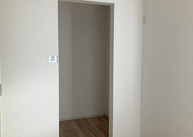 【ウォークインクローゼット】ウォークインクローゼットがあれば、クローゼット内でコーディネートが完成できますし、季節の変わり目に行う衣替えの手間も省けます。また、スーツケースなど大きいものもしまうことができ使い勝手がよいです。