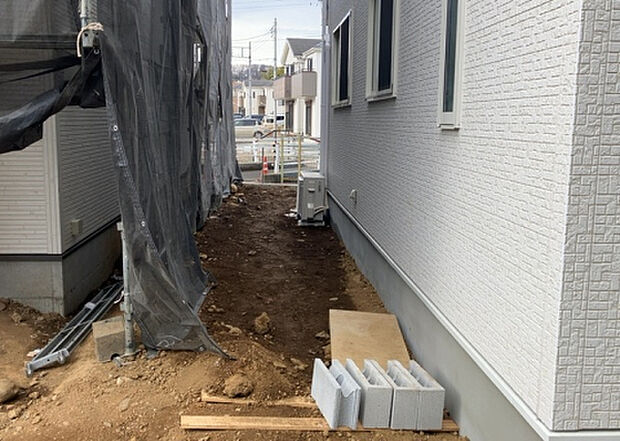 【庭】庭があることでガーデニングや家庭菜園はもちろん、こどもの遊び場やペットを放して遊ぶことができます。また、家の周囲に余裕があるということです。隣地との間があれば、十分な日当たりと、風通しが確保できます。