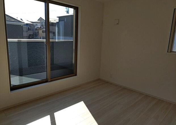 【洋室】洋室のメリットは重い家具が置きやすく、身の回りが整理しやすいことです。 床がフローリングのため畳とは異なり凹みにくいです。 クローゼットなど収納が豊富で、普段使わない旅行カバンや服の整頓も簡単にです。