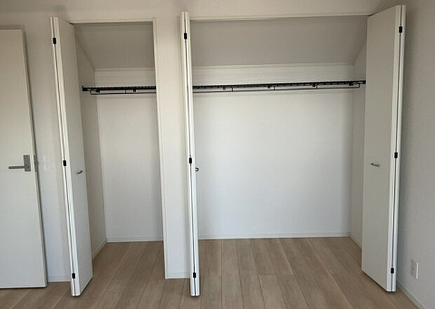 【ウォークインクローゼット】ウォークインクローゼットがあれば、クローゼット内でコーディネートが完成できますし、季節の変わり目に行う衣替えの手間も省けます。また、スーツケースなど大きいものもしまうことができ使い勝手がよいです。
