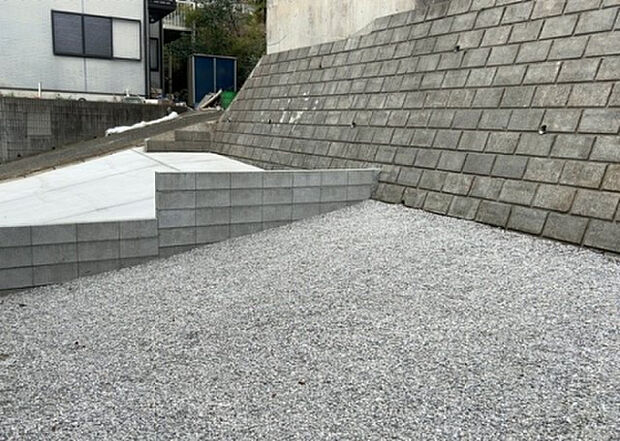 【庭】庭があることでガーデニングや家庭菜園はもちろん、こどもの遊び場やペットを放して遊ぶことができます。また、家の周囲に余裕があるということです。隣地との間があれば、十分な日当たりと、風通しが確保できます。