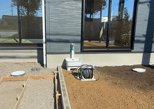 【その他設備】敷地内には、散水栓や立水栓があります。水道水を直接利用できるため、水を運ぶ手間を省くことが出来ます。大量の水を必要とする洗車作業や清掃などに役立ちます。その他設備とあわせて、現地でご確認ください。