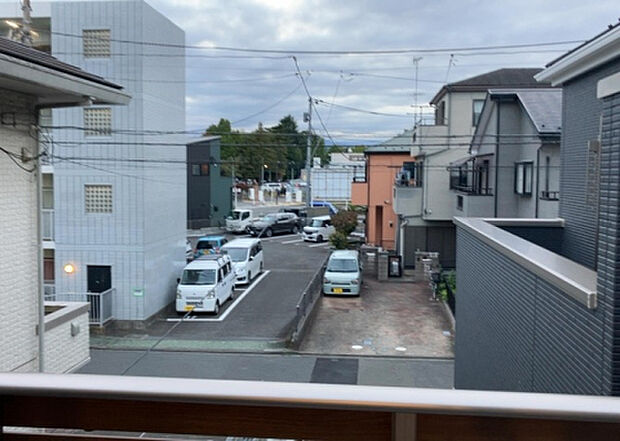 【物件からの展望】眺望を気にして物件を探す場合、前面に建物が建っていないか現地で確認しましょう！前面に建物があると景色はもちろん、日当たりや風通しにも影響が出てきます。住んだ時のことを想像しながら現地見学をしましょう。