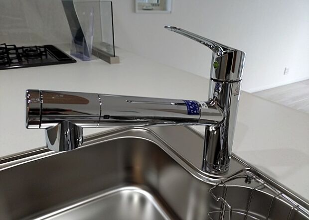 【キッチン水栓】キッチン水栓は、毎日必ず使うものだからこそ、使いやすさが重要です。シャワーヘッドの切り替えがスムーズか、吐水量が調節できるか、水しぶきが飛び散りにくい構造か、浄水機能が付いているかなど、日々の家事を快適にするための機能が数多くあります。また、デザインも多種多様なので、キッチン全体の雰囲気に合わせたものを選ぶことができます。