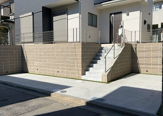 【駐車場】駐車場と明記されていても、最小スペースでつくられた駐車場だと大型車は駐車できなかったり、出入りしにくくなったりする可能性があります。お車のサイズと購入したい物件の駐車場のサイズを現地で確認しましょう。