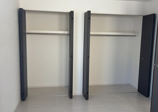 【ウォークインクローゼット】ウォークインクローゼットがあれば、クローゼット内でコーディネートが完成できますし、季節の変わり目に行う衣替えの手間も省けます。また、スーツケースなど大きいものもしまうことができ使い勝手がよいです。