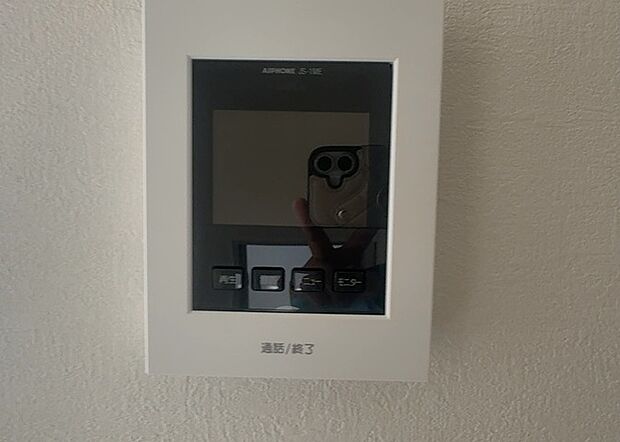【ＴＶモニター付きインターホン】TVモニター付きインターホンは、来訪者の顔を確認できるだけでなく、音声でやり取りすることもできるため、セキュリティ面で安心できる設備です。モニター画面が大きく見やすいもの、夜間でも来訪者をしっかりと確認できるものなど、機能性を重視したいところです。