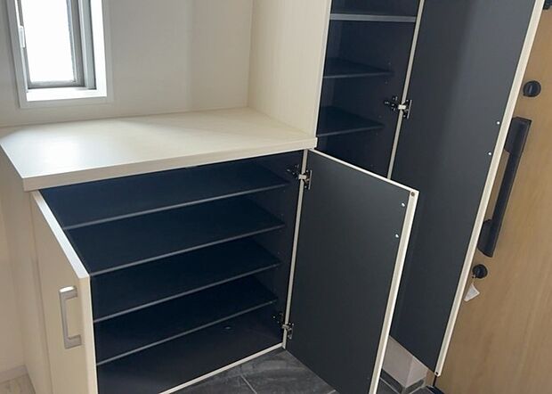 【玄関収納】玄関収納は、靴や傘、コートなどをスッキリと収納できるだけでなく、来客時に見せる顔となるため、家の顔とも言えます。収納量だけでなく、デザイン性も重視したいところです。ミラー付きの収納であれば、外出前の身だしなみチェックにも便利です。