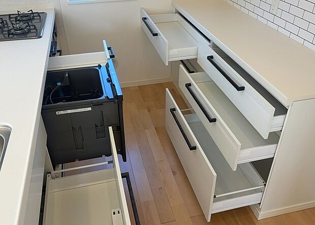 【キッチン床下収納】キッチン床下収納は、調理器具や食器などをスッキリと収納できる便利なスペースです。収納量が多いもの、引き出しがスムーズに開閉するものなど、使い勝手の良いものを選ぶことが大切です。また、湿気がこもりやすい場所なので、通気性の良いものを選ぶこともおすすめです。