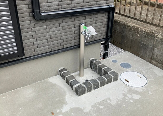 【その他設備】敷地内には、散水栓や立水栓があります。水道水を直接利用できるため、水を運ぶ手間を省くことが出来ます。大量の水を必要とする洗車作業や清掃などに役立ちます。その他設備とあわせて、現地でご確認ください。