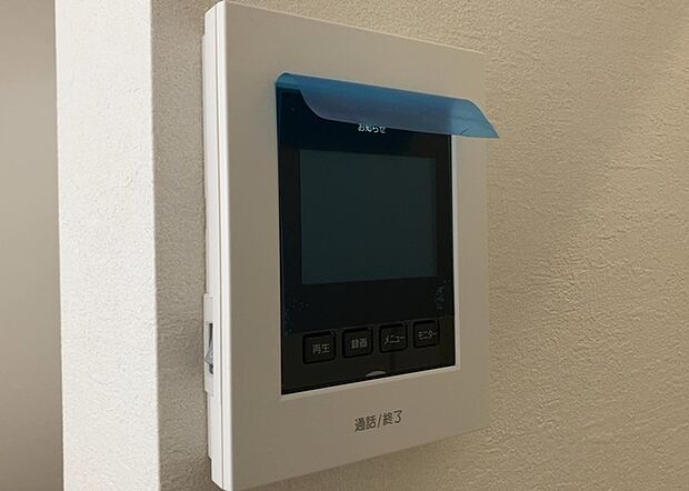 【TVモニター付きインターホン】TVモニター付きインターホンは、来訪者の顔を確認できるだけでなく、音声でやり取りすることもできるため、セキュリティ面で安心できる設備です。モニター画面が大きく見やすいもの、夜間でも来訪者をしっかりと確認できるものなど、機能性を重視したいところです。