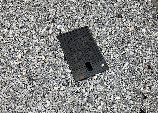 【外水栓】外水栓は、庭の水やりや洗車など、様々な用途に使える便利な設備です。ホースがしっかりと接続できるもの、水圧が安定しているものなど、使い勝手の良いものを選びましょう。また、凍結防止機能が付いているものなら、冬場でも安心して使用できます。