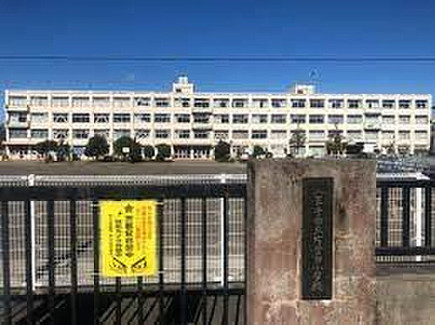 片倉台小学校(約77m)