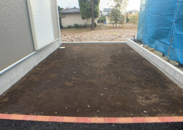 【庭】庭があることでガーデニングや家庭菜園はもちろん、こどもの遊び場やペットを放して遊ぶことができます。また、家の周囲に余裕があるということです。隣地との間があれば、十分な日当たりと、風通しが確保できます。