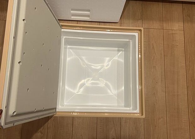 【キッチン床下収納】キッチン床下収納は、調理器具や食器などをスッキリと収納できる便利なスペースです。収納量が多いもの、引き出しがスムーズに開閉するものなど、使い勝手の良いものを選ぶことが大切です。また、湿気がこもりやすい場所なので、通気性の良いものを選ぶこともおすすめです。