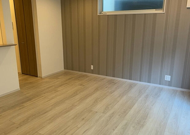 【洋室】洋室のメリットは重い家具が置きやすく、身の回りが整理しやすいことです。 床がフローリングのため畳とは異なり凹みにくいです。 クローゼットなど収納が豊富で、普段使わない旅行カバンや服の整頓も簡単にです。