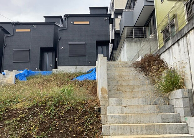 【駐車場】駐車場と明記されていても、最小スペースでつくられた駐車場だと大型車は駐車できなかったり、出入りしにくくなったりする可能性があります。お車のサイズと購入したい物件の駐車場のサイズを現地で確認しましょう。