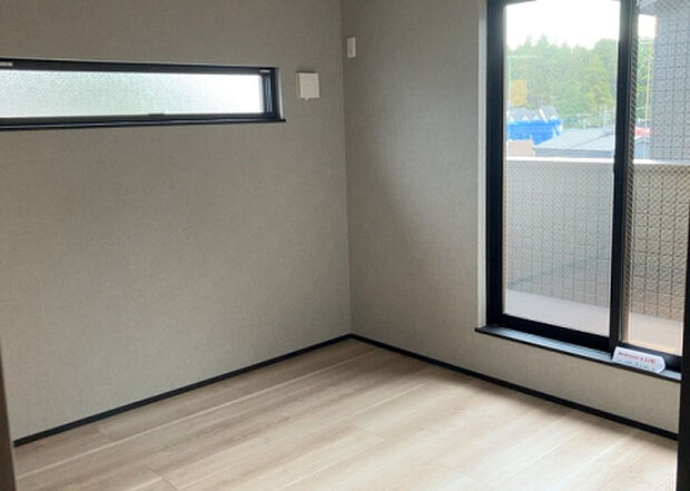 【洋室】洋室のメリットは重い家具が置きやすく、身の回りが整理しやすいことです。 床がフローリングのため畳とは異なり凹みにくいです。 クローゼットなど収納が豊富で、普段使わない旅行カバンや服の整頓も簡単にです。