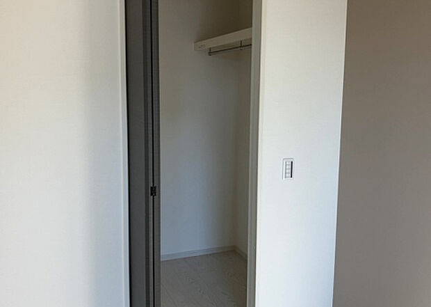 【ウォークインクローゼット】ウォークインクローゼットがあれば、クローゼット内でコーディネートが完成できますし、季節の変わり目に行う衣替えの手間も省けます。また、スーツケースなど大きいものもしまうことができ使い勝手がよいです。