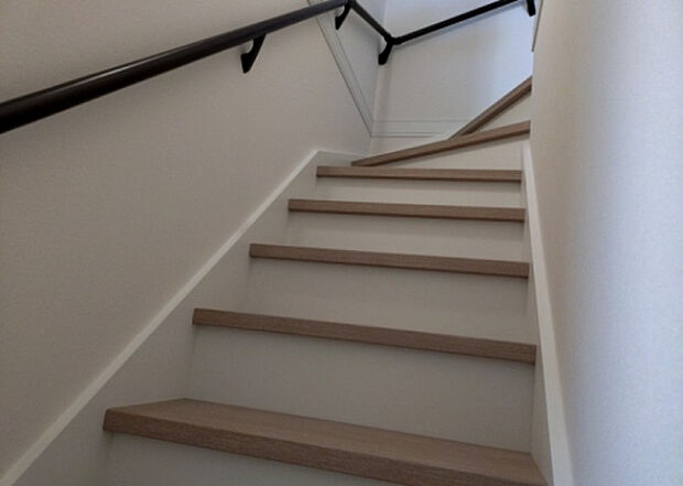 【内装】建物の上下階の通路である階段は、その位置によって動線や室内の印象が大きく左右されます。手摺にも重要な役割があり、転倒の防止・歩行や動作を円滑にして日常生活を支えることを主な目的として設置されています。