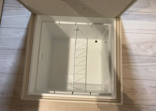 【キッチン床下収納】キッチン床下収納は、調理器具や食器などをスッキリと収納できる便利なスペースです。収納量が多いもの、引き出しがスムーズに開閉するものなど、使い勝手の良いものを選ぶことが大切です。また、湿気がこもりやすい場所なので、通気性の良いものを選ぶこともおすすめです。