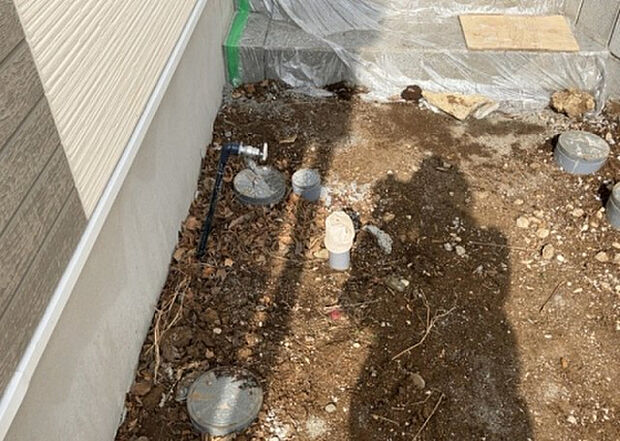 【その他設備】敷地内には、散水栓や立水栓があります。水道水を直接利用できるため、水を運ぶ手間を省くことが出来ます。大量の水を必要とする洗車作業や清掃などに役立ちます。その他設備とあわせて、現地でご確認ください。