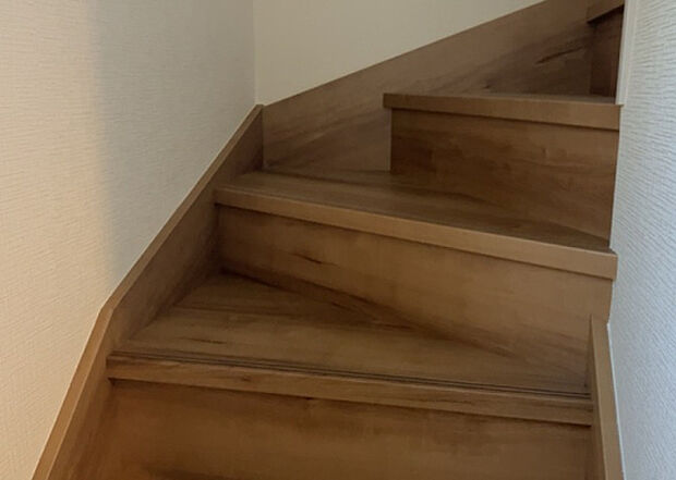 【内装】建物の上下階の通路である階段は、その位置によって動線や室内の印象が大きく左右されます。手摺にも重要な役割があり、転倒の防止・歩行や動作を円滑にして日常生活を支えることを主な目的として設置されています。